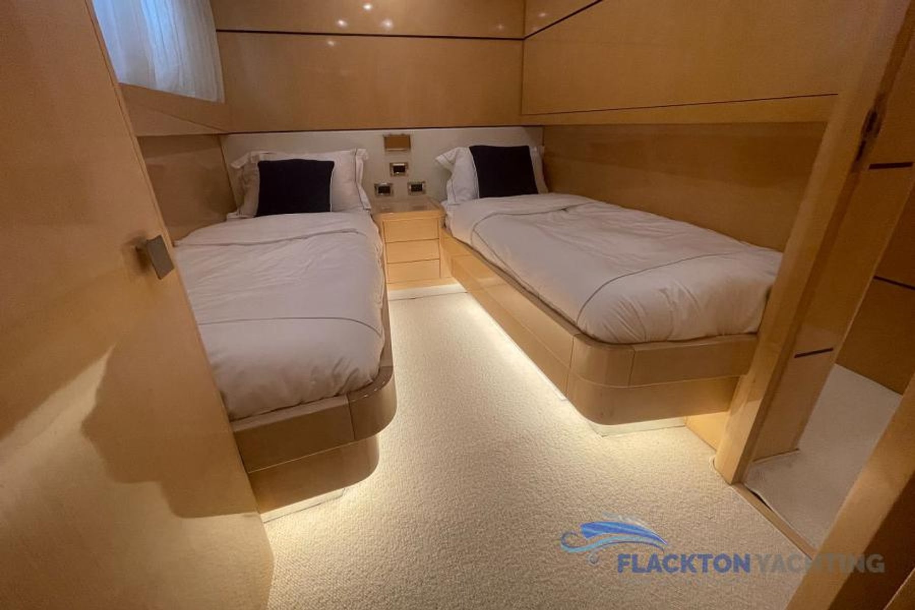 Motor Yacht — 25