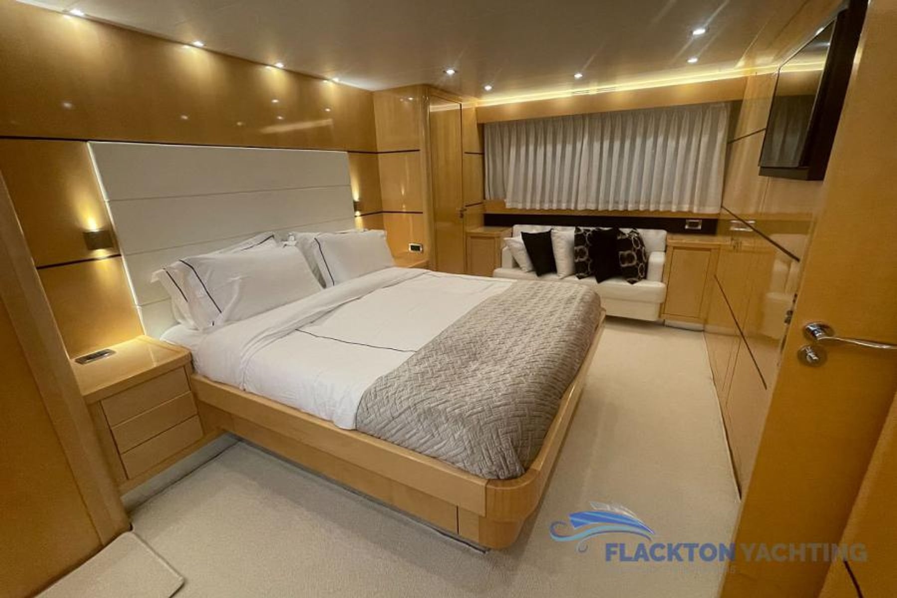 Motor Yacht — 39