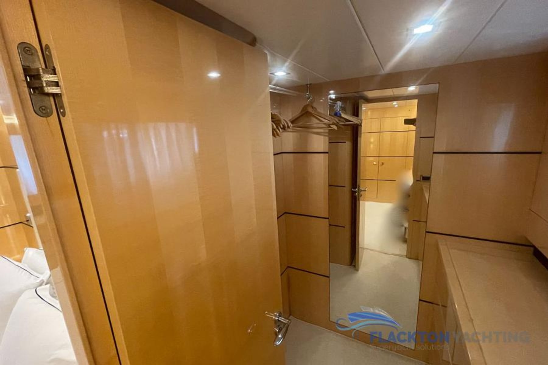Motor Yacht — 43